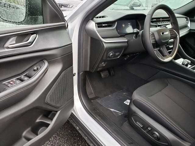 2025 Jeep Grand Cherokee in Bedford, OH 44146 - 18103918 6