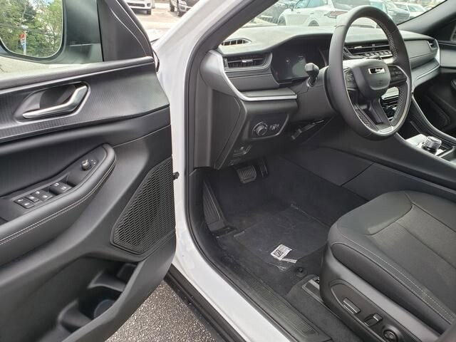 2025 Jeep Grand Cherokee in Bedford, OH 44146 - 18103919 6