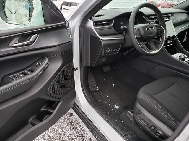 2025 Jeep Grand Cherokee L in Bedford, OH 44146 - 18103925 6