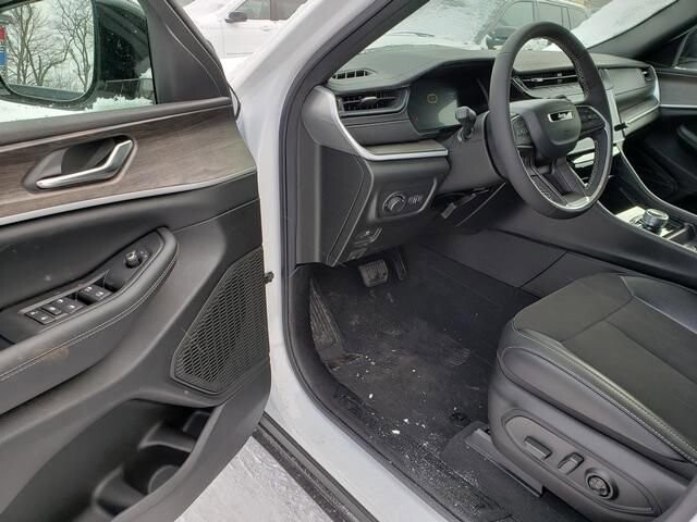 2026 Jeep Grand Cherokee in Bedford, OH 44146 - 18103966 6