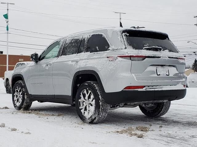 2025 Jeep Grand Cherokee in Bedford, OH 44146 - 18103989 3