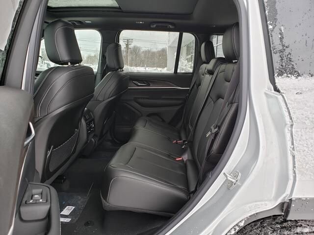 2025 Jeep Grand Cherokee in Bedford, OH 44146 - 18103989 8