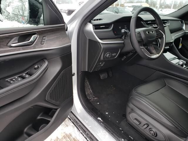 2025 Jeep Grand Cherokee in Bedford, OH 44146 - 18103989 6