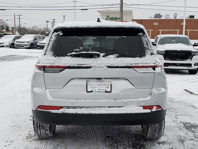 2025 Jeep Grand Cherokee in Bedford, OH 44146 - 18103989 4