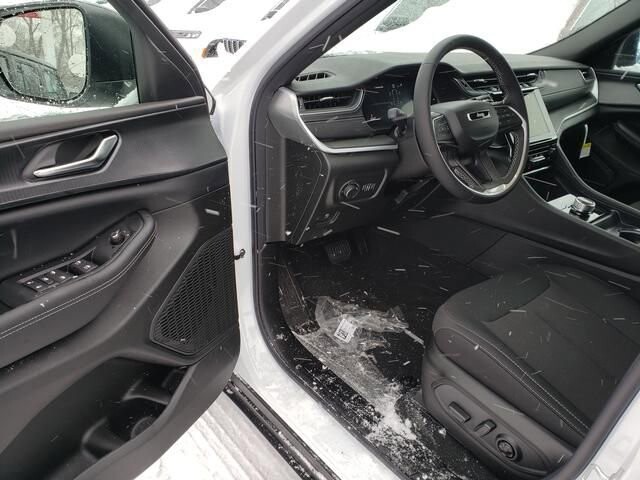 2025 Jeep Grand Cherokee L in Bedford, OH 44146 - 18103994 6