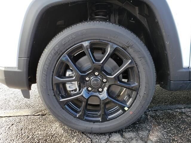 2026 Jeep Compass in Bedford, OH 44146 - 18103999 12