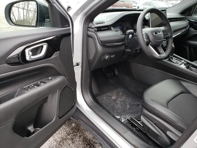 2026 Jeep Compass in Bedford, OH 44146 - 18104010 6