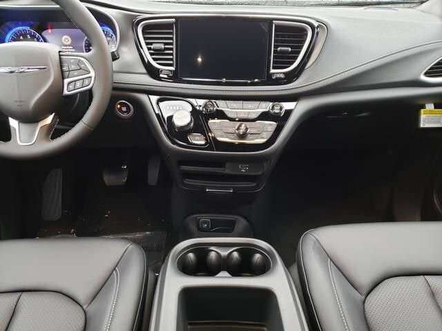 2026 Chrysler Pacifica in Bedford, OH 44146 - 18104023 8