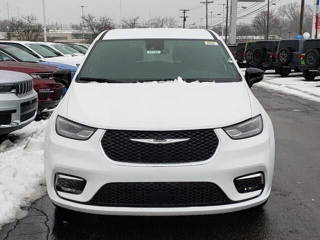 2026 Chrysler Pacifica in Bedford, OH 44146 - 18104023 5