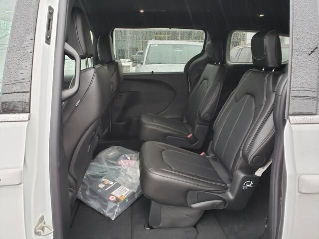 2026 Chrysler Pacifica in Bedford, OH 44146 - 18104023 7