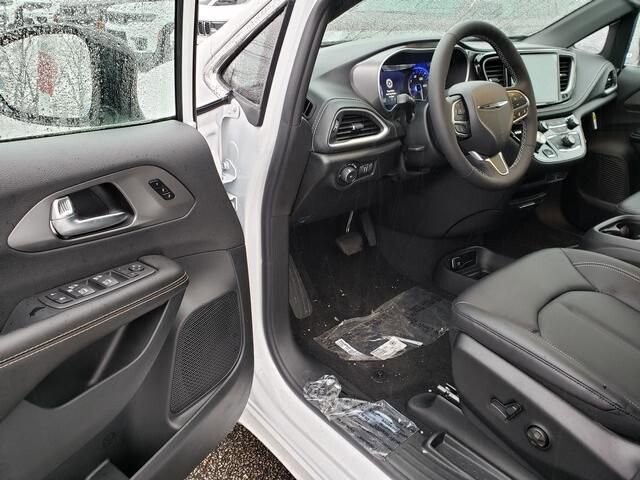 2026 Chrysler Pacifica in Bedford, OH 44146 - 18104023 6