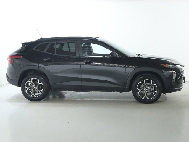 2025 Chevrolet Trax in Bedford, OH 44146 - 18104028 11