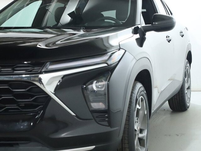 2025 Chevrolet Trax in Bedford, OH 44146 - 18104028 4