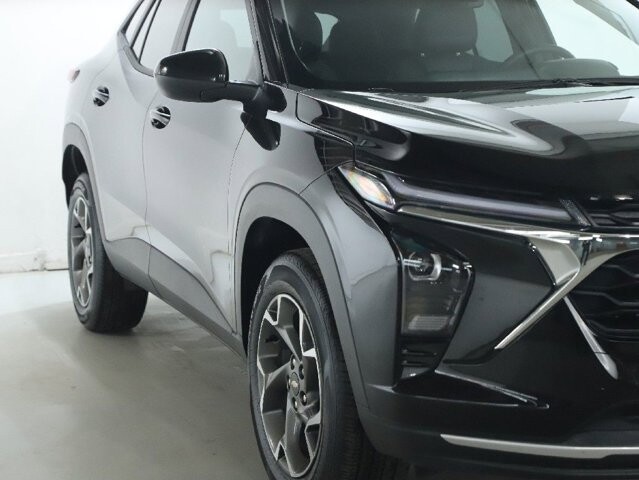 2025 Chevrolet Trax in Bedford, OH 44146 - 18104028 8