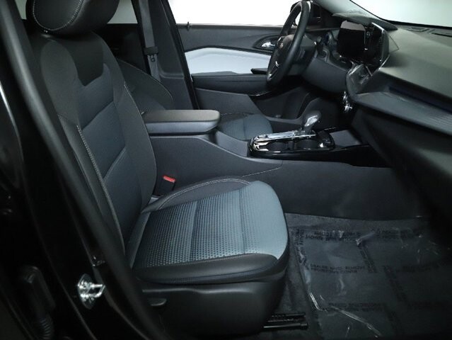 2025 Chevrolet Trax in Bedford, OH 44146 - 18104028 34