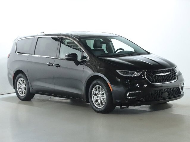 2024 Chrysler Pacifica in Bedford, OH 44146 - 18104032 9