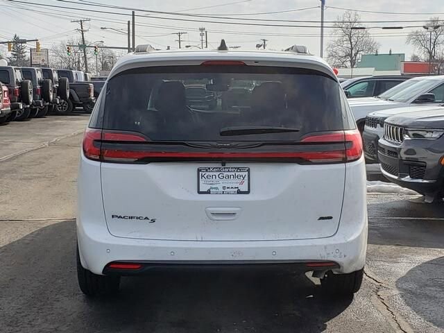 2026 Chrysler Pacifica in Bedford, OH 44146 - 18104036 4