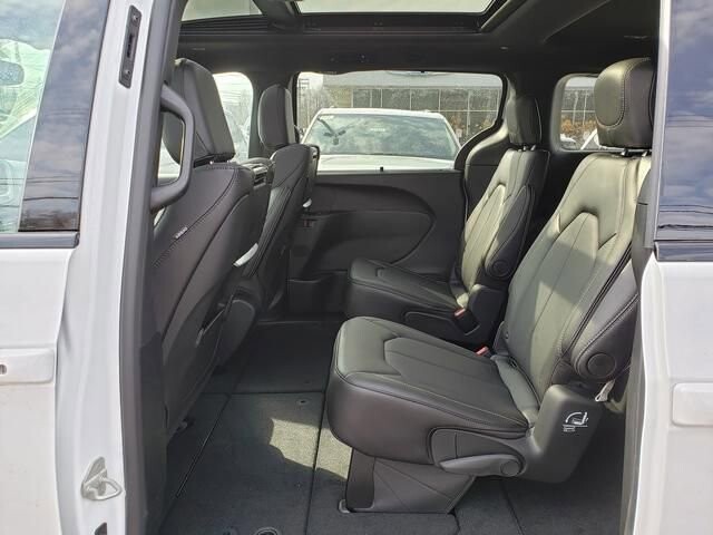 2026 Chrysler Pacifica in Bedford, OH 44146 - 18104036 8