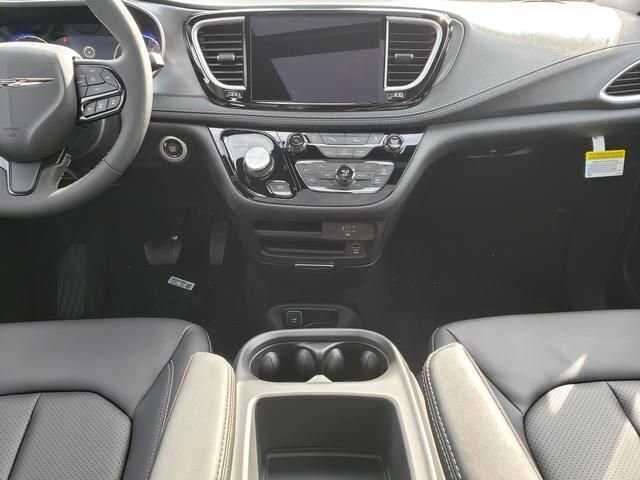 2026 Chrysler Pacifica in Bedford, OH 44146 - 18104036 9