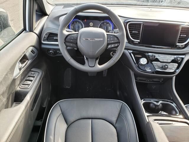 2026 Chrysler Pacifica in Bedford, OH 44146 - 18104042 10