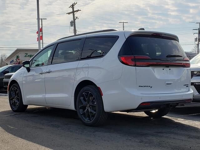 2026 Chrysler Pacifica in Bedford, OH 44146 - 18104042 3