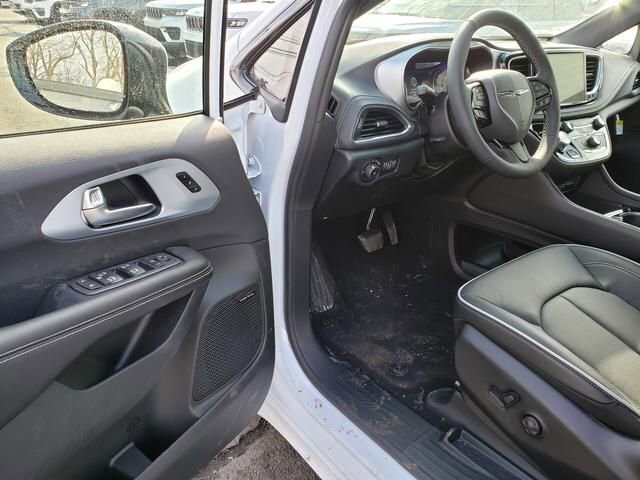 2026 Chrysler Pacifica in Bedford, OH 44146 - 18104042 6