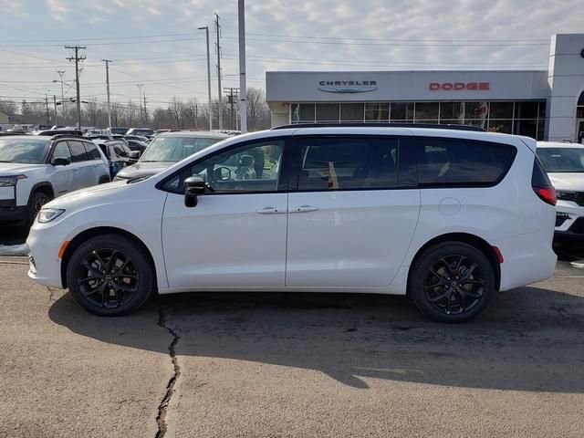 2026 Chrysler Pacifica in Bedford, OH 44146 - 18104042 2