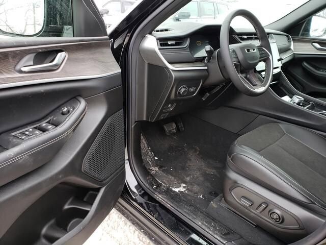 2026 Jeep Grand Cherokee in Bedford, OH 44146 - 18104048 6