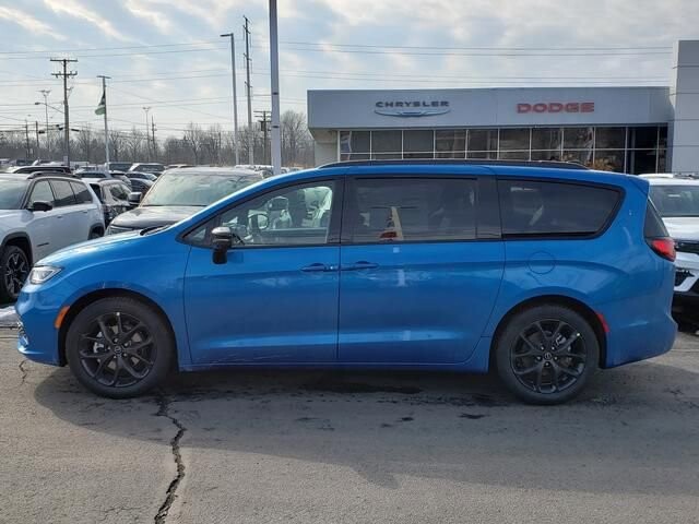 2026 Chrysler Pacifica in Bedford, OH 44146 - 18104052 2