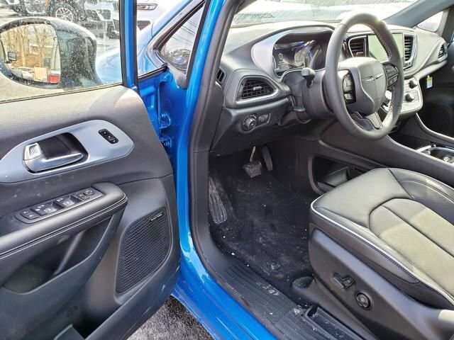 2026 Chrysler Pacifica in Bedford, OH 44146 - 18104052 6