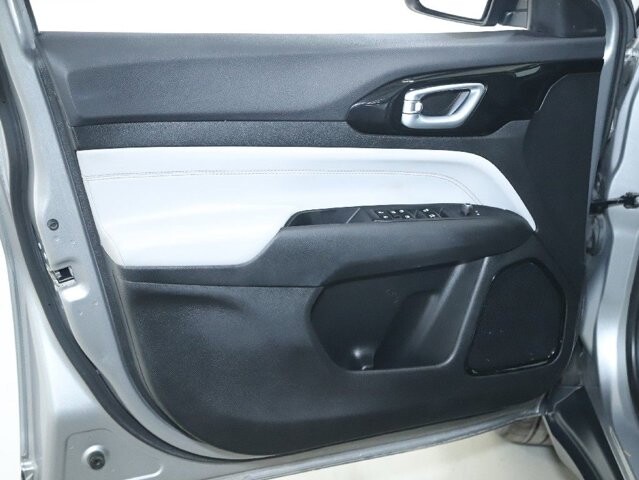 2023 Jeep Compass in Bedford, OH 44146 - 18104066 15