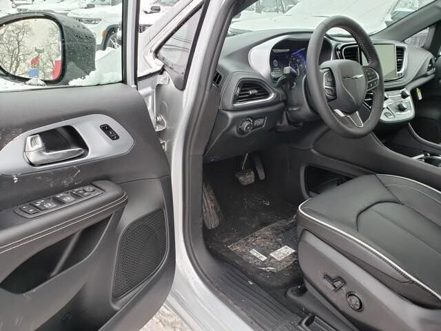 2026 Chrysler Pacifica in Bedford, OH 44146 - 18104077 6