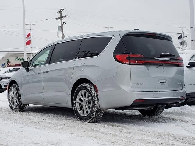 2026 Chrysler Pacifica in Bedford, OH 44146 - 18104077 3