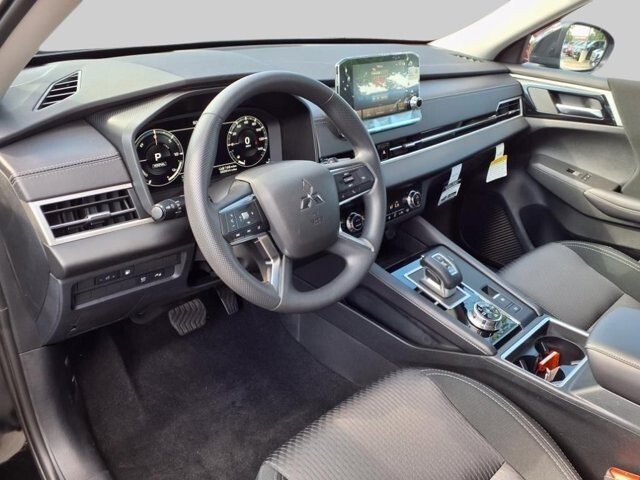 2025 Mitsubishi Outlander in Winchester, VA 22602 - 18104135 13