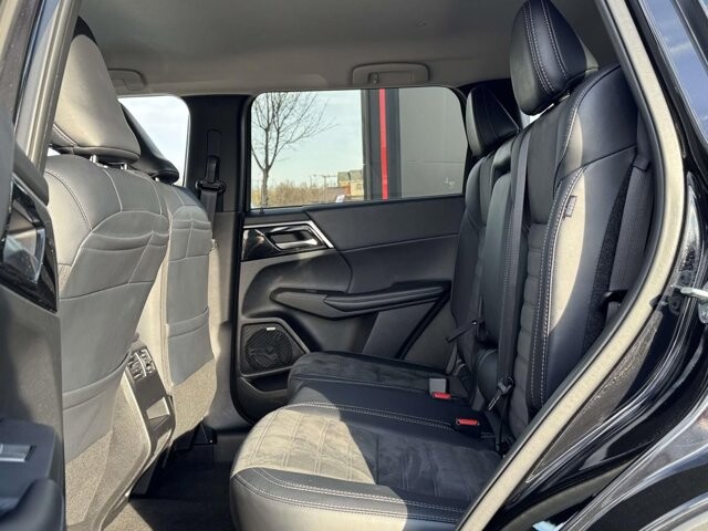 2025 Mitsubishi Outlander in Winchester, VA 22602 - 18104136 13