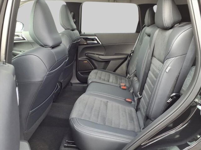 2025 Mitsubishi Outlander in Winchester, VA 22602 - 18104139 11