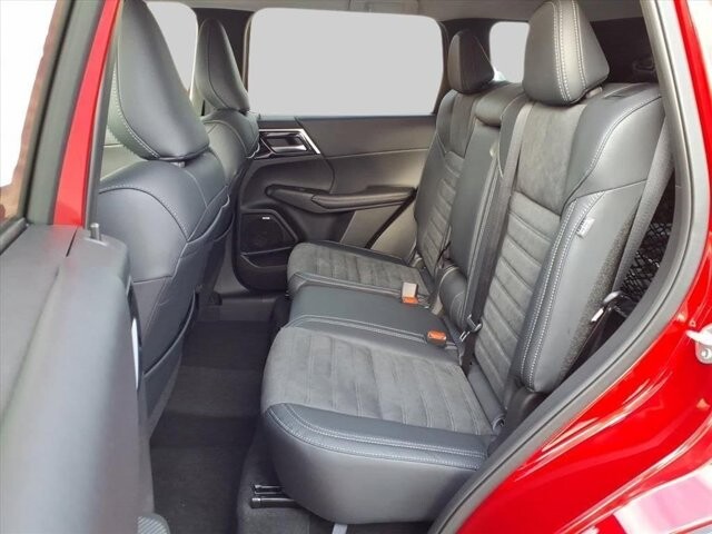 2025 Mitsubishi Outlander in Winchester, VA 22602 - 18104148 13