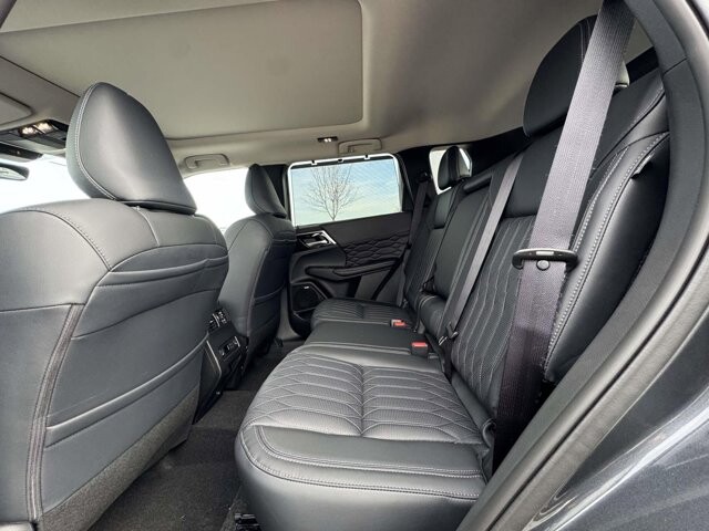 2025 Mitsubishi Outlander in Winchester, VA 22602 - 18104152 9