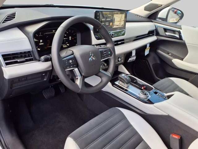 2025 Mitsubishi Outlander in Winchester, VA 22602 - 18104153 16