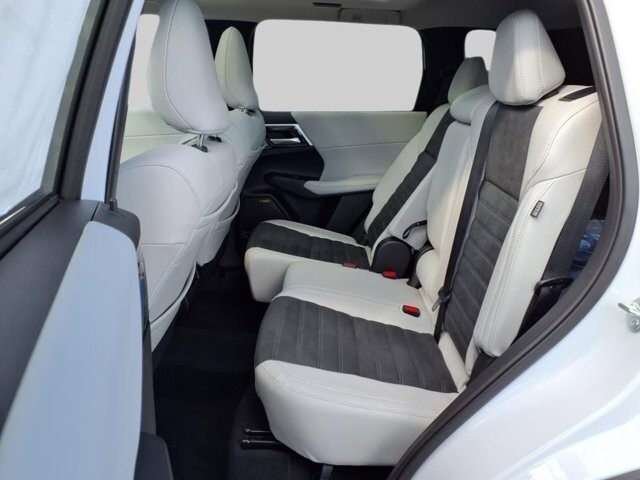 2025 Mitsubishi Outlander in Winchester, VA 22602 - 18104153 11