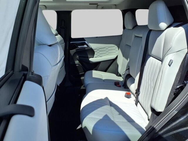 2025 Mitsubishi Outlander in Winchester, VA 22602 - 18104155 11