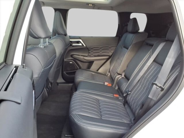 2025 Mitsubishi Outlander in Winchester, VA 22602 - 18104157 12