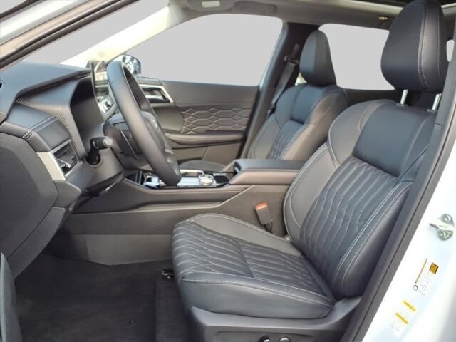 2025 Mitsubishi Outlander in Winchester, VA 22602 - 18104157 13