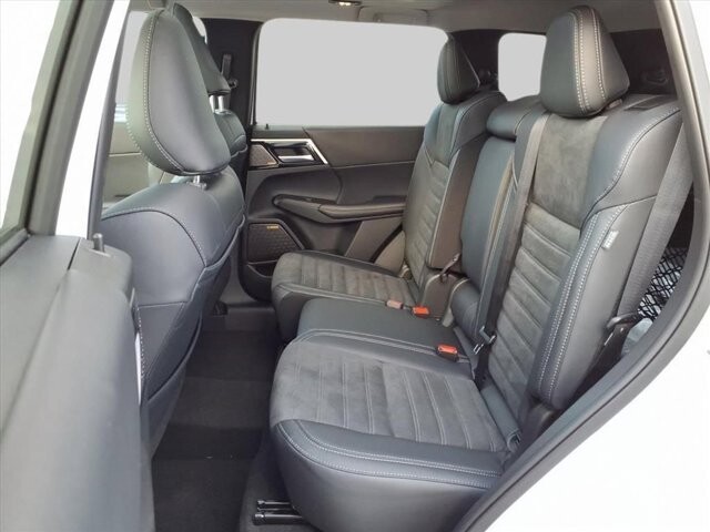 2025 Mitsubishi Outlander in Winchester, VA 22602 - 18104165 13