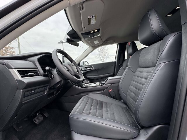 2025 Mitsubishi Outlander in Winchester, VA 22602 - 18104169 8