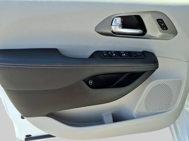 2024 Chrysler Pacifica in Winchester, VA 22602 - 18104175 18