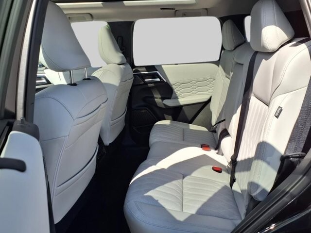 2025 Mitsubishi Outlander in Winchester, VA 22602 - 18104182 12