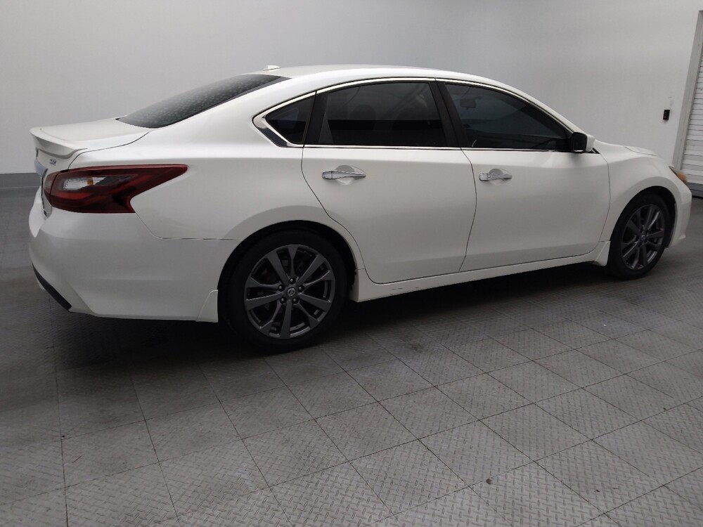 2018 Nissan Altima in Hialeah, FL 33014 - 18104365 10