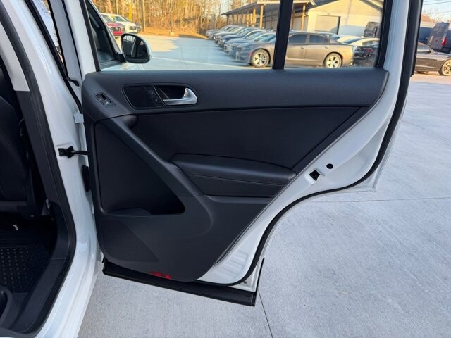 2017 Volkswagen Tiguan in Knoxville, TN 37920 - 18104699 9