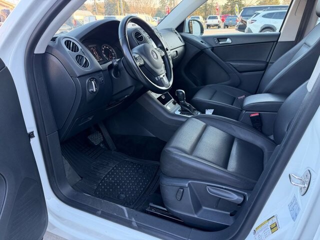 2017 Volkswagen Tiguan in Knoxville, TN 37920 - 18104699 11